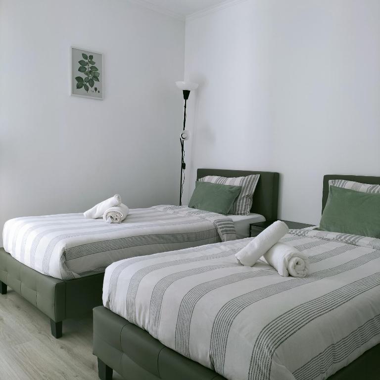 duas camas sentadas uma ao lado da outra num quarto em Appartement aux portes de Bordeaux em Pont-de-la-Maye