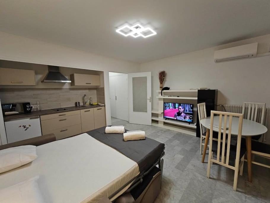 Cette chambre comprend un lit, une cuisine et une table. dans l'établissement Magnifique studio Juan les pins-plage à pied, à Antibes