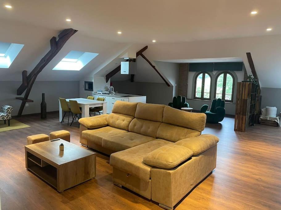 - un salon avec un canapé et une table dans l'établissement Apartamento el Ferreiro, à Grado