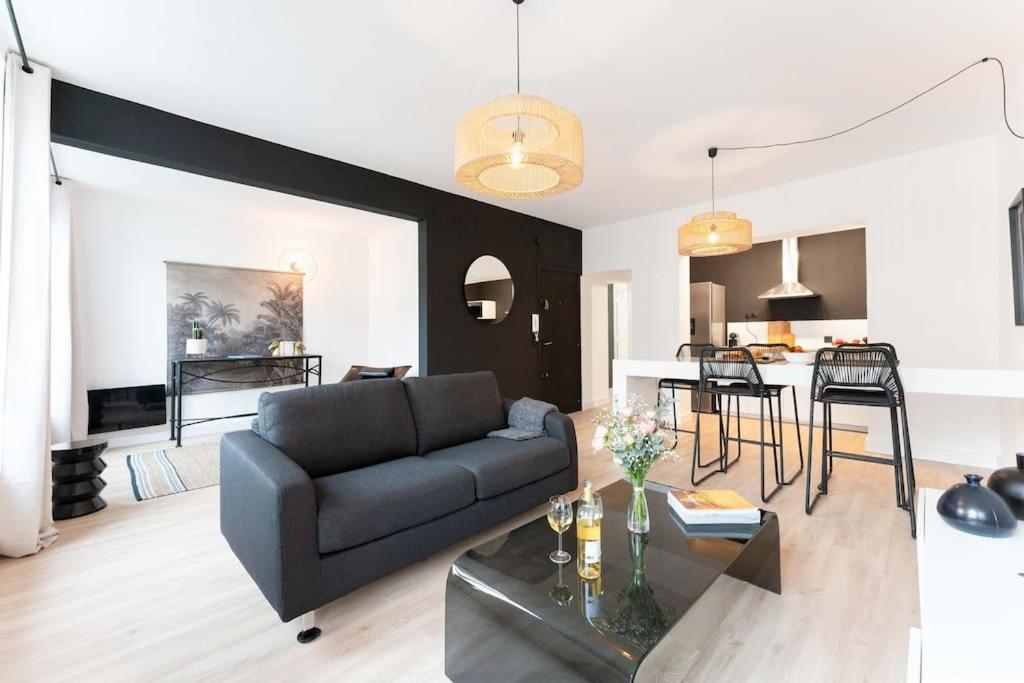 un salon avec un canapé et une table dans l'établissement La Belle Aventure Au Soleil du Vieux-Port, à Marseille