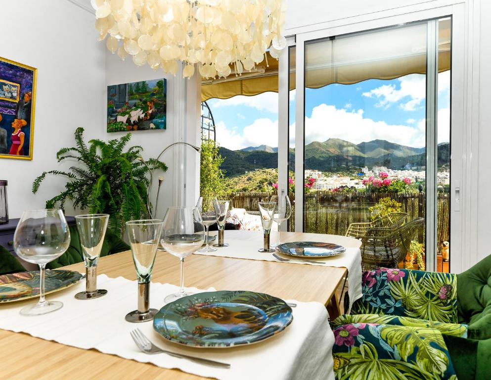 un comedor con una mesa con copas de vino en Villa Mira Monda, en Monda