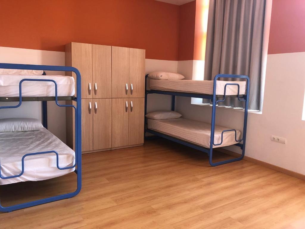 Cama o camas de una habitación en Tres Estrellas Camí de Sirga Mequinenza