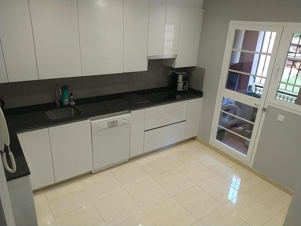 Kuchyň nebo kuchyňský kout v ubytování Duquesa Regents apt, large balcony with spectacular sea views close to port and beach