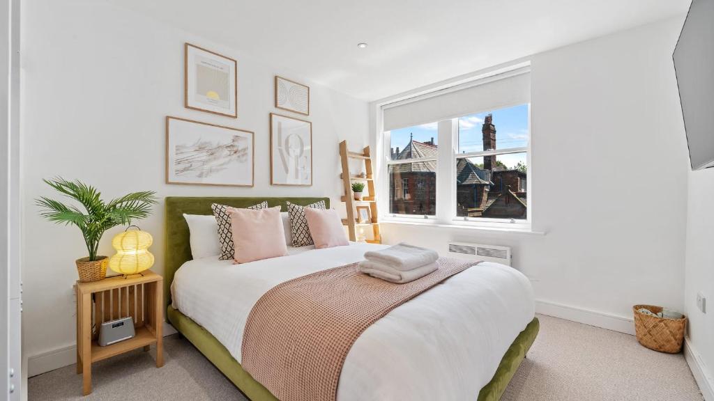 um quarto com uma cama grande e uma janela em Host & Stay - Lark Lane Hideaway em Liverpool