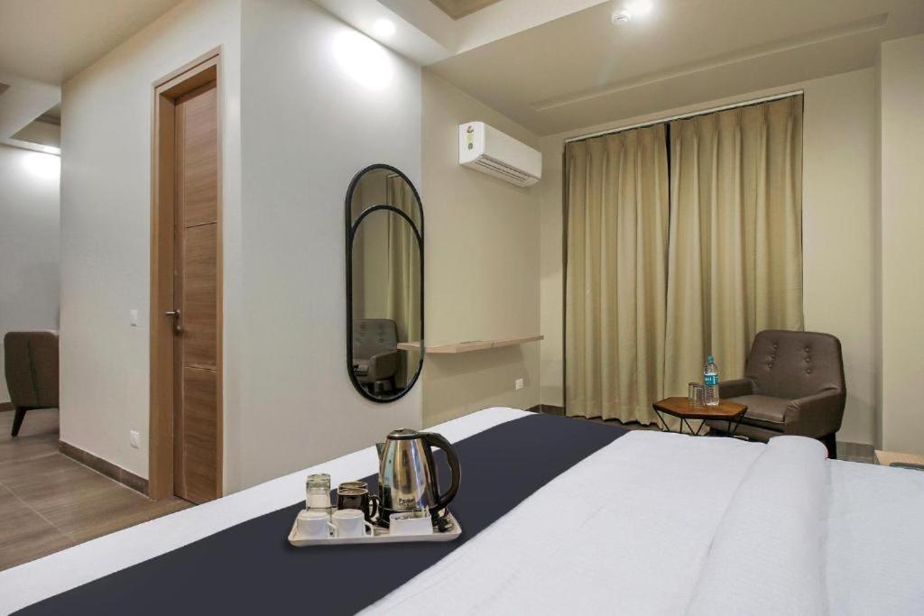 - une chambre d'hôtel avec un lit et un miroir dans l'établissement Hotel The Golf 1, à Lucknow