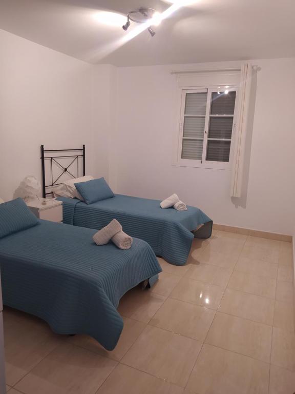 Postel nebo postele na pokoji v ubytování Duquesa Regents apt, large balcony with spectacular sea views close to port and beach