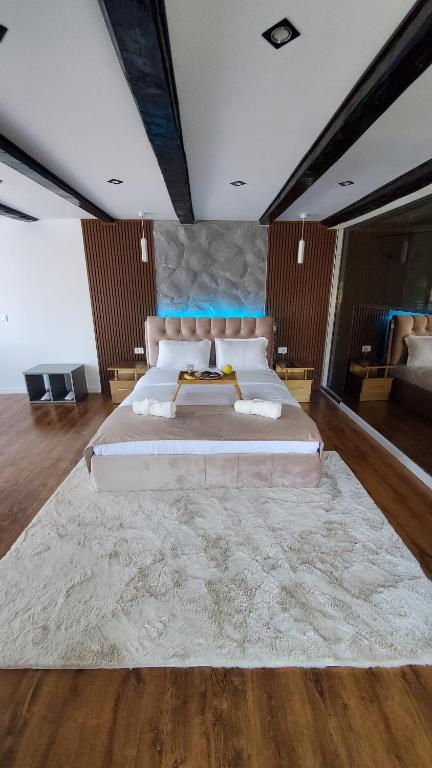 een grote slaapkamer met een groot wit bed en een tapijt bij Flux 2 in Oradea