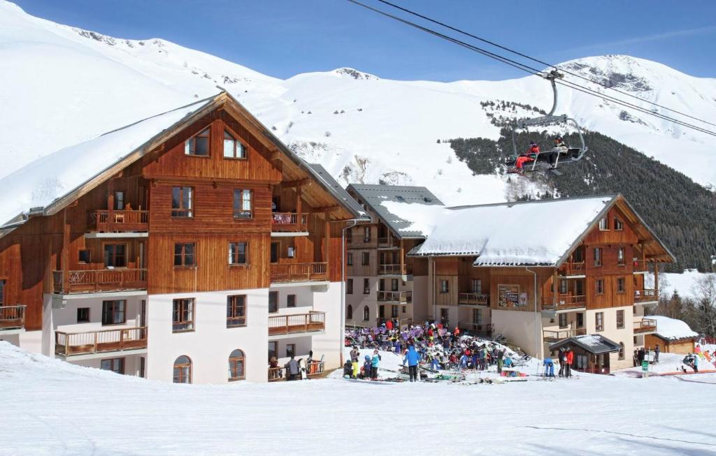 un rifugio da sci nella neve con impianto di risalita di travelski home select - Résidence L'Orée des Pistes 3 stars a Saint-Sorlin-dʼArves