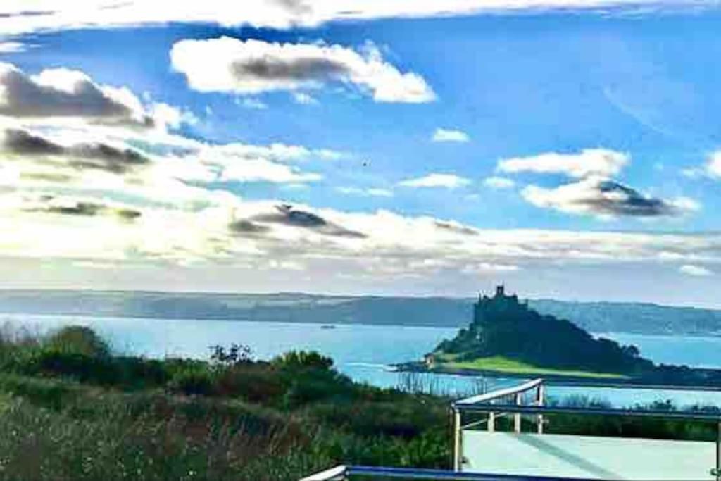 una vista de un cuerpo de agua con un castillo en una isla en Very Spacious, Great location. Castle and Sea view en Marazion