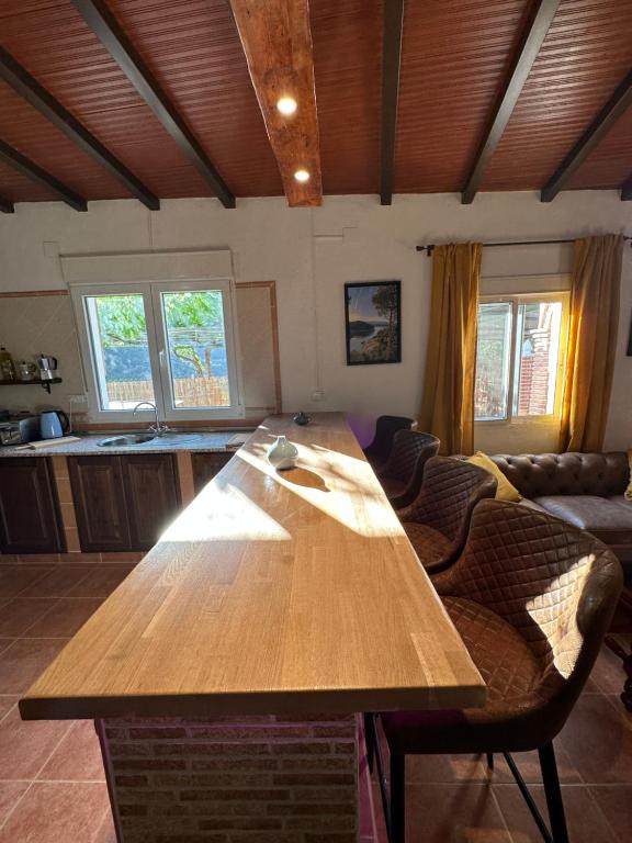 Televízia a/alebo spoločenská miestnosť v ubytovaní Casa Barcelo El Chorro