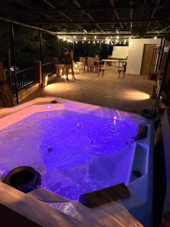 un jacuzzi con iluminación púrpura en un patio en Casa Barcelo El Chorro en El Chorro