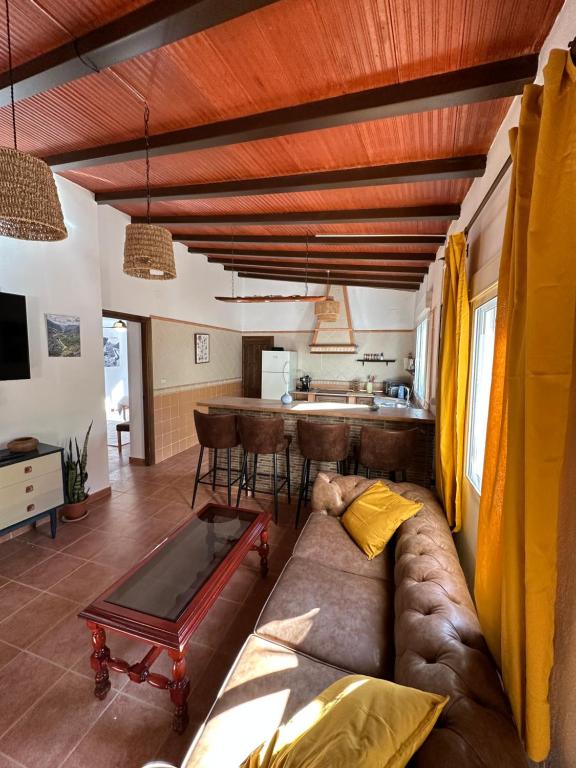Televízia a/alebo spoločenská miestnosť v ubytovaní Casa Barcelo El Chorro