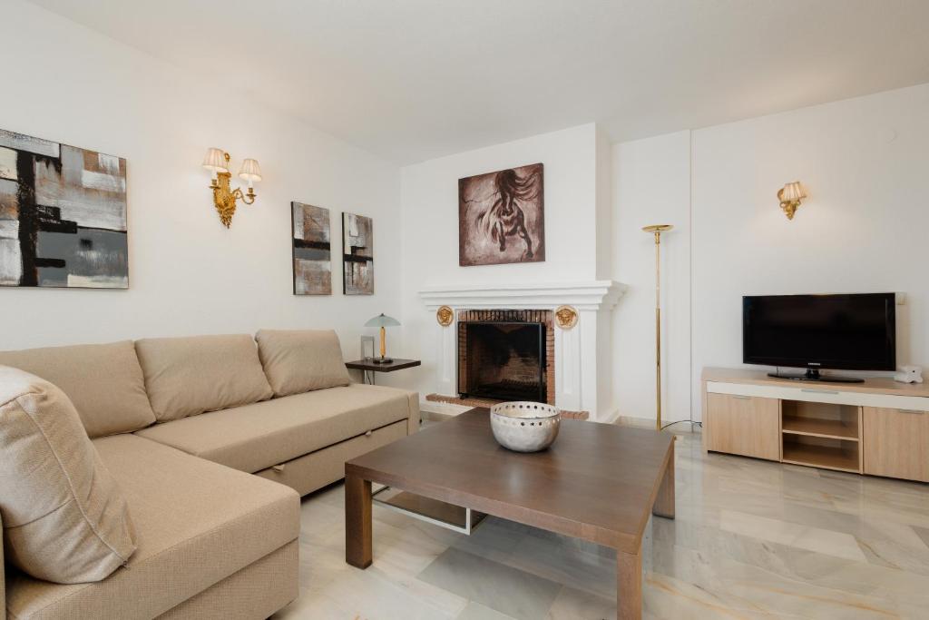 Televízia a/alebo spoločenská miestnosť v ubytovaní Penthouse in Puerto Banus with sea and marina views