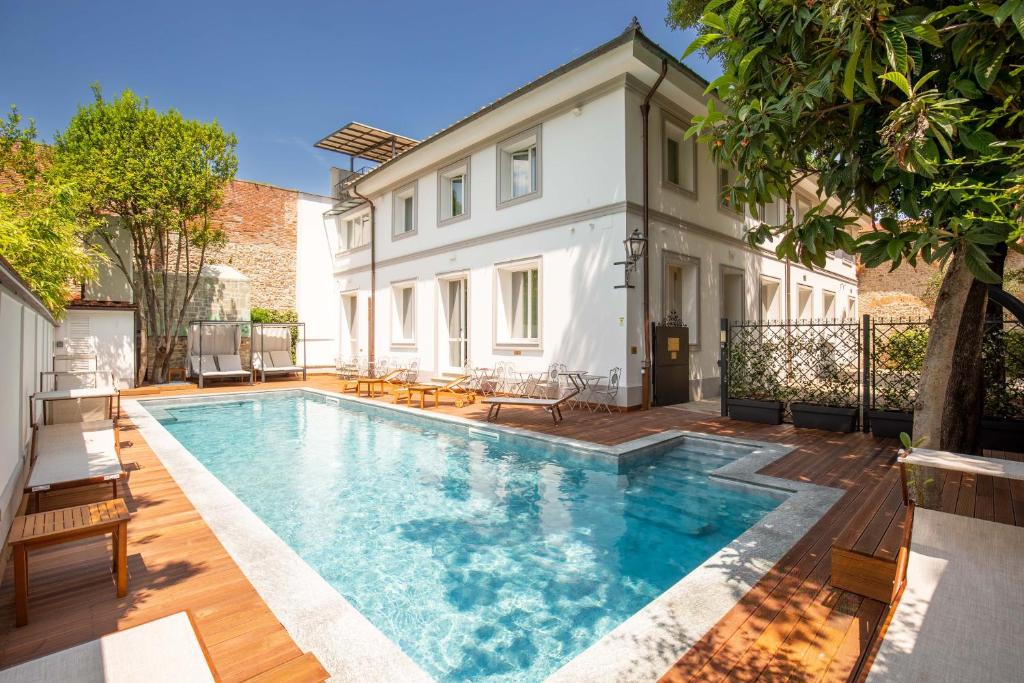 una piscina frente a una casa en Villa Tortorelli en Florence