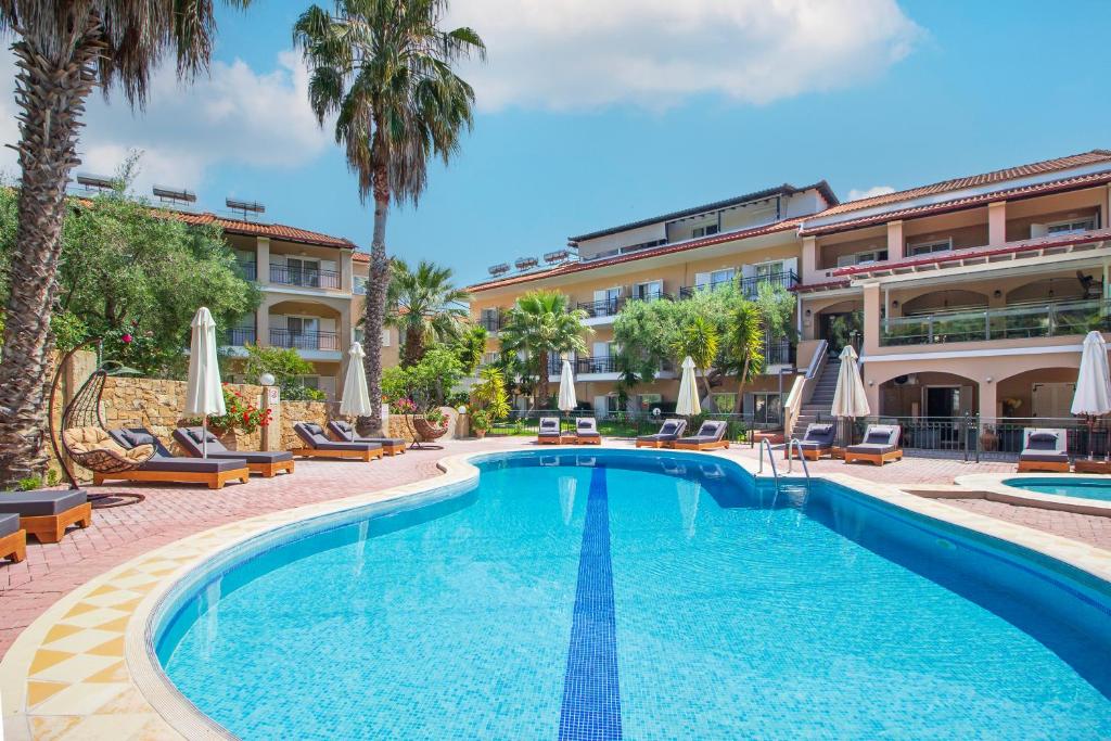 Bazén v ubytování Aloni Hotel Pefkochori nebo v jeho okolí