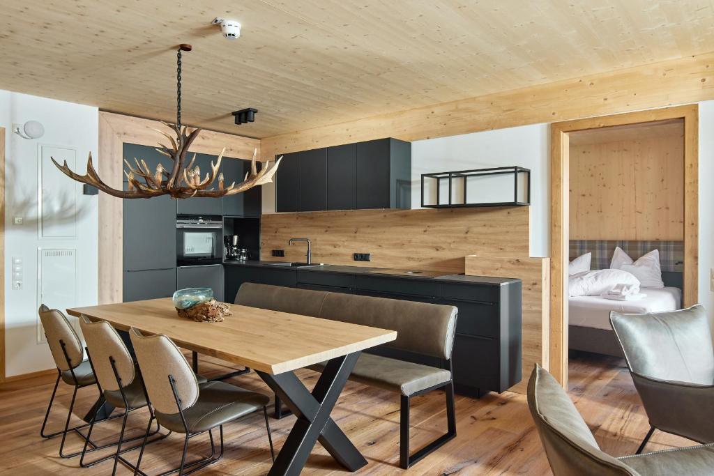 Kuchnia lub aneks kuchenny w obiekcie Alm-Lodges Montafon by Pferd auf Wolke