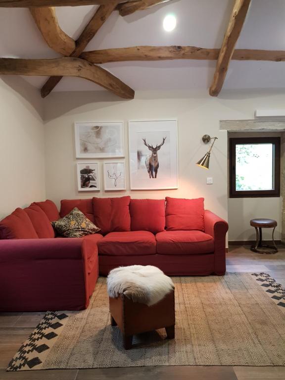 una sala de estar con un sofá rojo en una habitación en EL VIEJO MOLINO, en Lugo