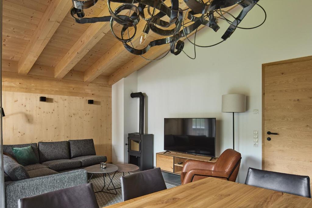Telewizja i/lub zestaw kina domowego w obiekcie Alm-Lodges Montafon by Pferd auf Wolke