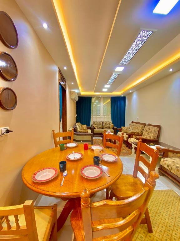 Posezení v ubytování Comfort 2 steps Side Sea view serviced apartment near montaza palace and Easy access to all Sites è AC ,WIFI, Security