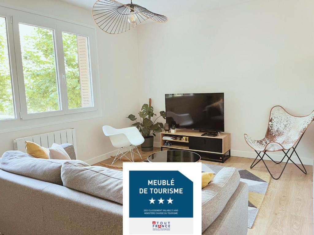 un salon avec un canapé et une télévision dans l'établissement Bel appartement familial - T4 proche du lac, à Annecy