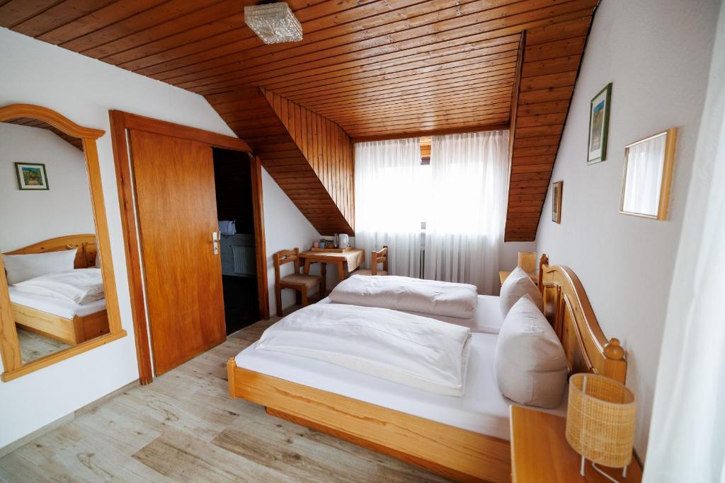 Postel nebo postele na pokoji v ubytování Drexl Gasthof Shiro