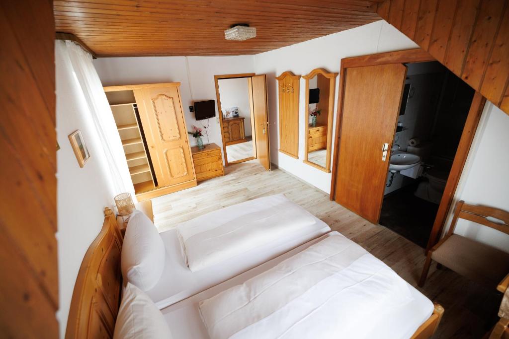 Postel nebo postele na pokoji v ubytování Drexl Gasthof Shiro