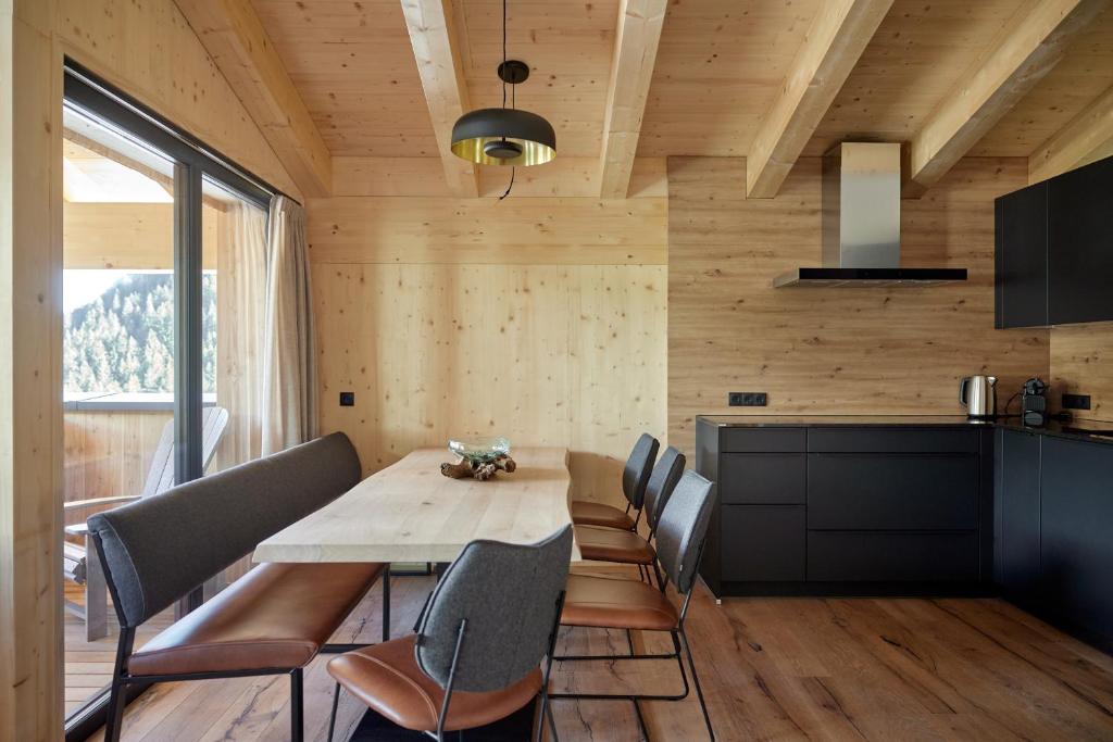 Kuchnia lub aneks kuchenny w obiekcie Alm-Lodges Montafon by Pferd auf Wolke