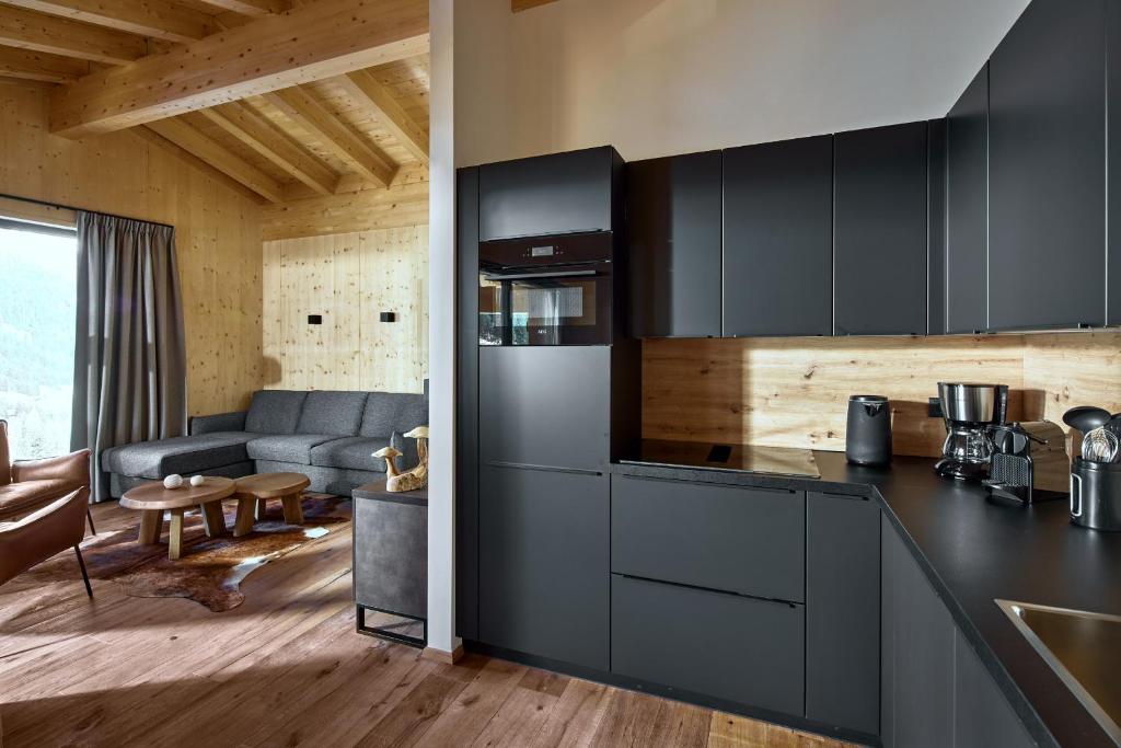 Kuchnia lub aneks kuchenny w obiekcie Alm-Lodges Montafon by Pferd auf Wolke
