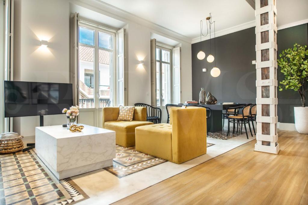 Posezení v ubytování Superior apartment in the historic city center by REMS