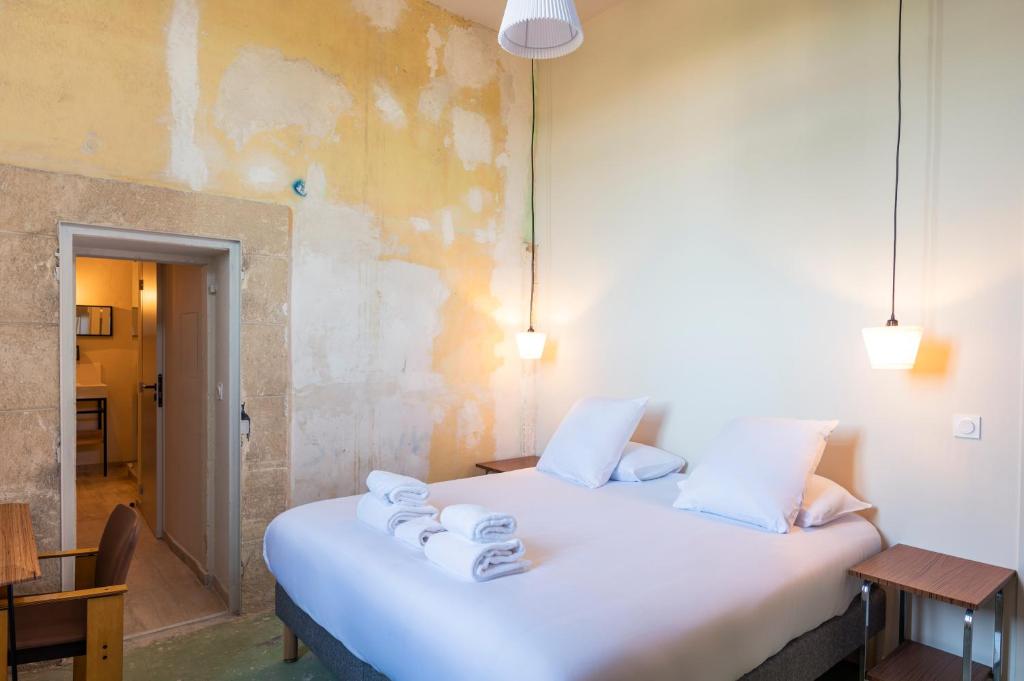 Posteľ alebo postele v izbe v ubytovaní Hôtel La Prison