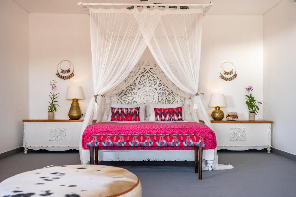 PinkCoco Uluwatu - Constant Surprises & for Cool Adults Only - Penthouse - Apenas Para Adultos Legais
