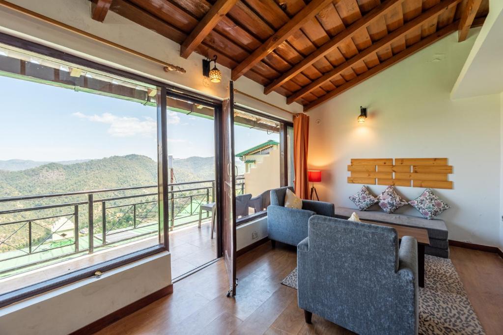 Heavenly Daze, Studio overlooking the hills w wifi by Roamhome