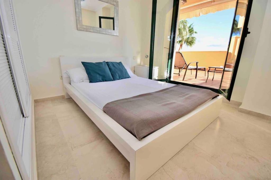 Fotografia z galérie ubytovania Huge balcony - view to golf course, sea & pools v destinácii Málaga