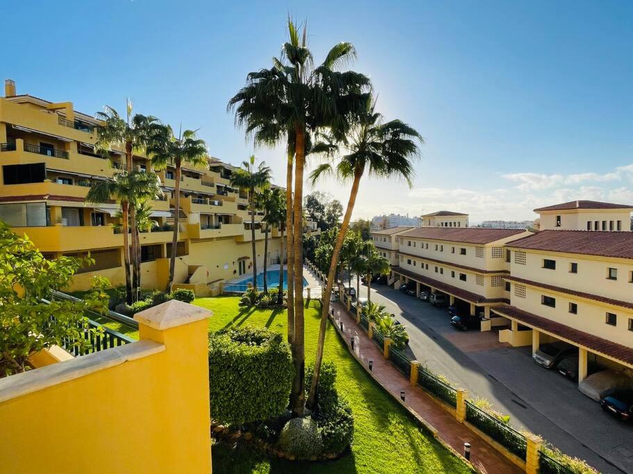 Fotografia z galérie ubytovania Huge balcony - view to golf course, sea & pools v destinácii Málaga