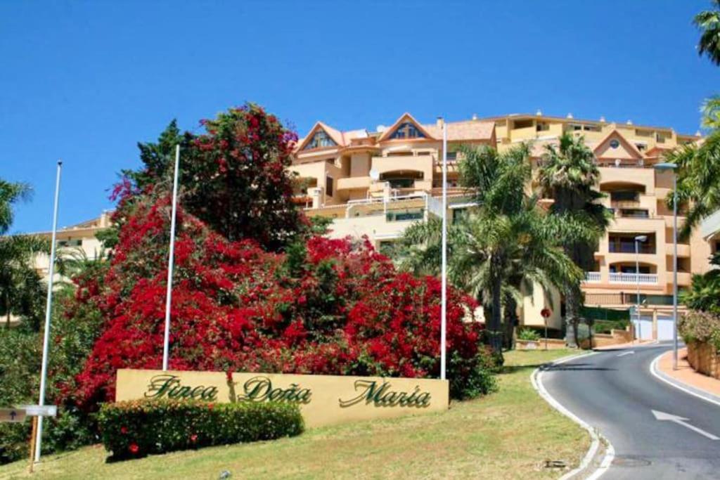 Fotografia z galérie ubytovania Huge balcony - view to golf course, sea & pools v destinácii Málaga