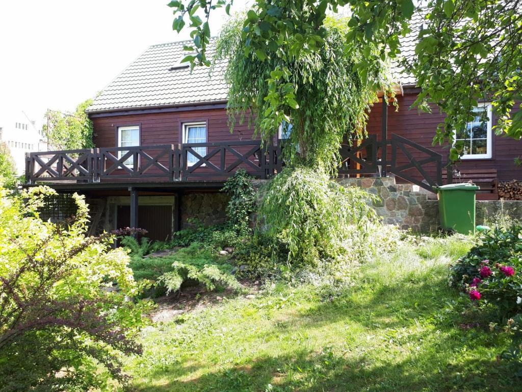 una casa con una terraza a un lado en Dom letniskowy Puńsk, en Puńsk