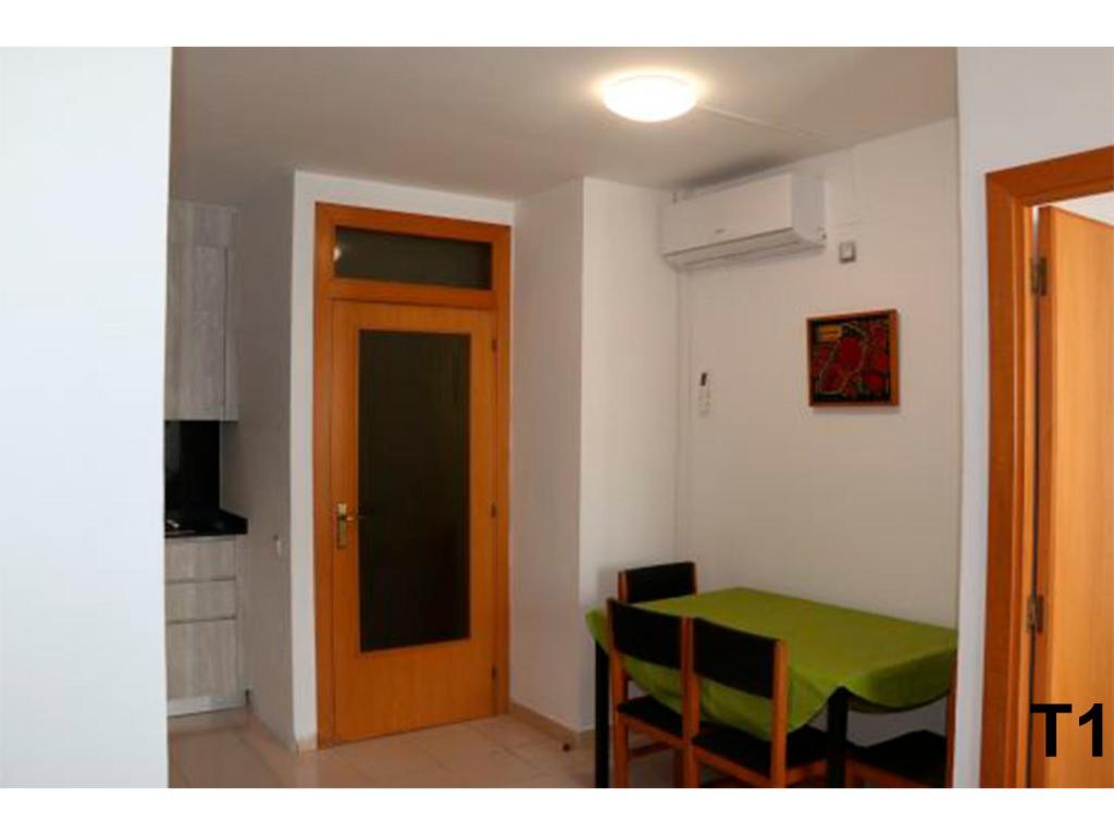 Televízia a/alebo spoločenská miestnosť v ubytovaní Apartaments Sala Mar