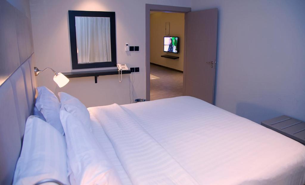 Postel nebo postele na pokoji v ubytování Sharz Hotel