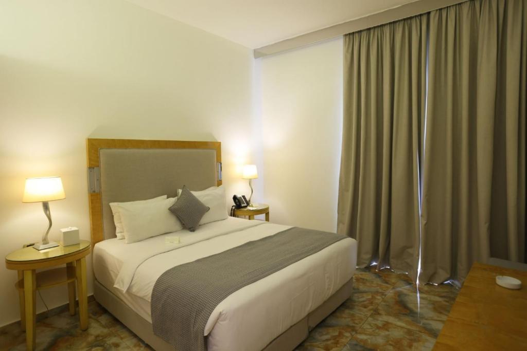 Postel nebo postele na pokoji v ubytování Riviera Hotel and Beach Lounge, Beirut