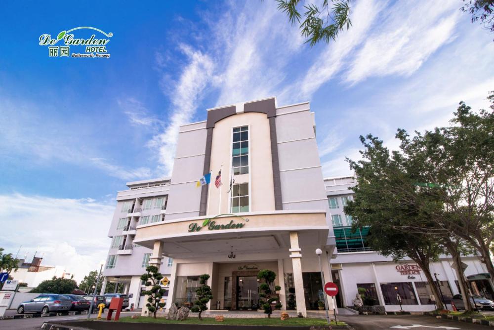 un gran edificio blanco con un cartel. en De' Garden Hotel, Butterworth en Butterworth