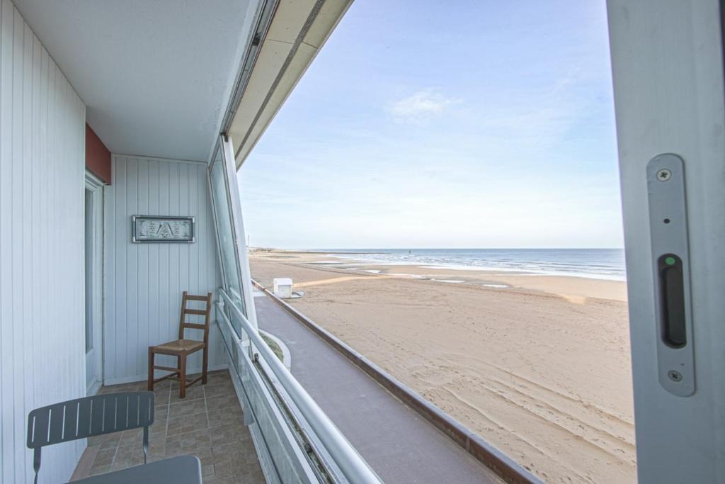 einen Balkon mit Blick auf den Strand in der Unterkunft Les Marinas in Courseulles-sur-Mer