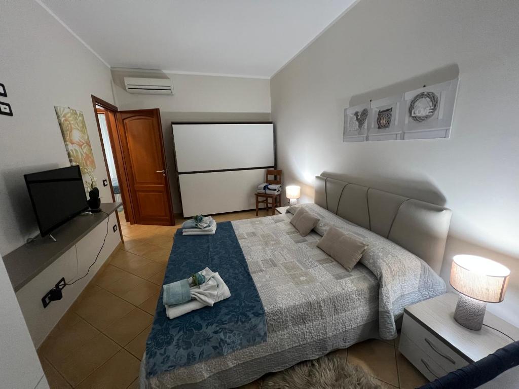 Łóżko lub łóżka w pokoju w obiekcie appartamento residence via giardini Acquamarina