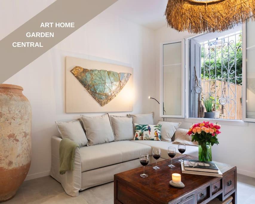 - un salon avec un canapé et une table avec des verres à vin dans l'établissement HOME ART, à Nice
