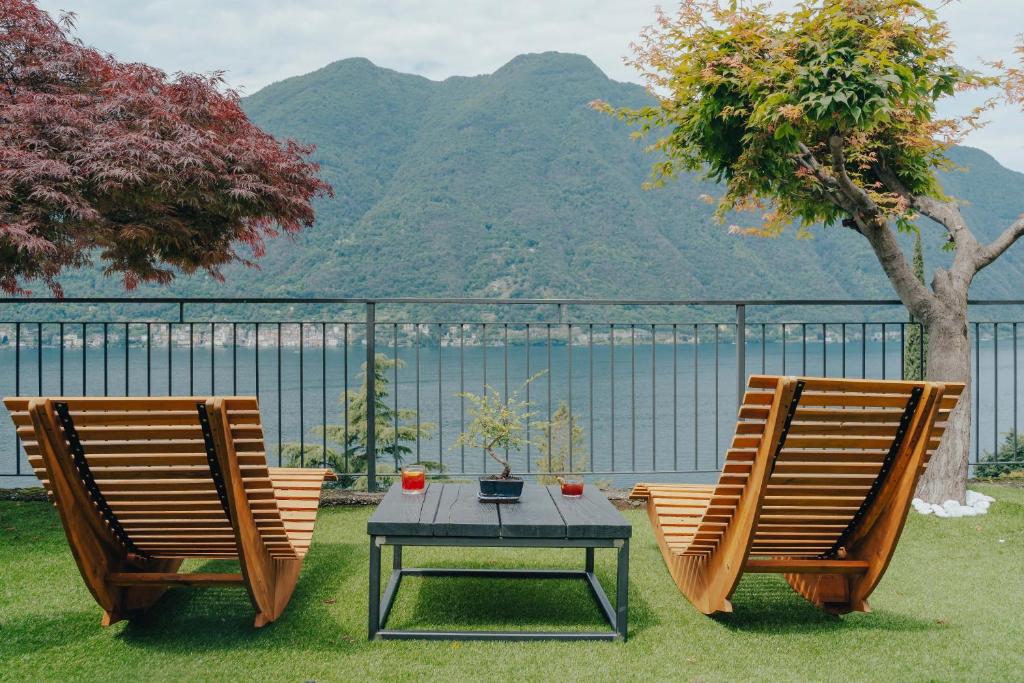 duas cadeiras e uma mesa com vista para a água em Briisa De Ness em Nesso