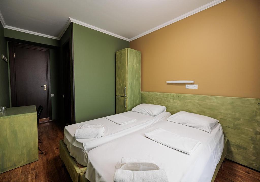 Postel nebo postele na pokoji v ubytování Hotel Tbilisi Central by Mgzavrebi