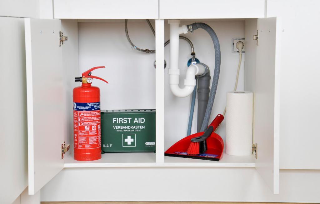 una boca de incendios y un incendio Extintor en un armario en Kleines zentrales Apartment in Goch - Netflix en Goch