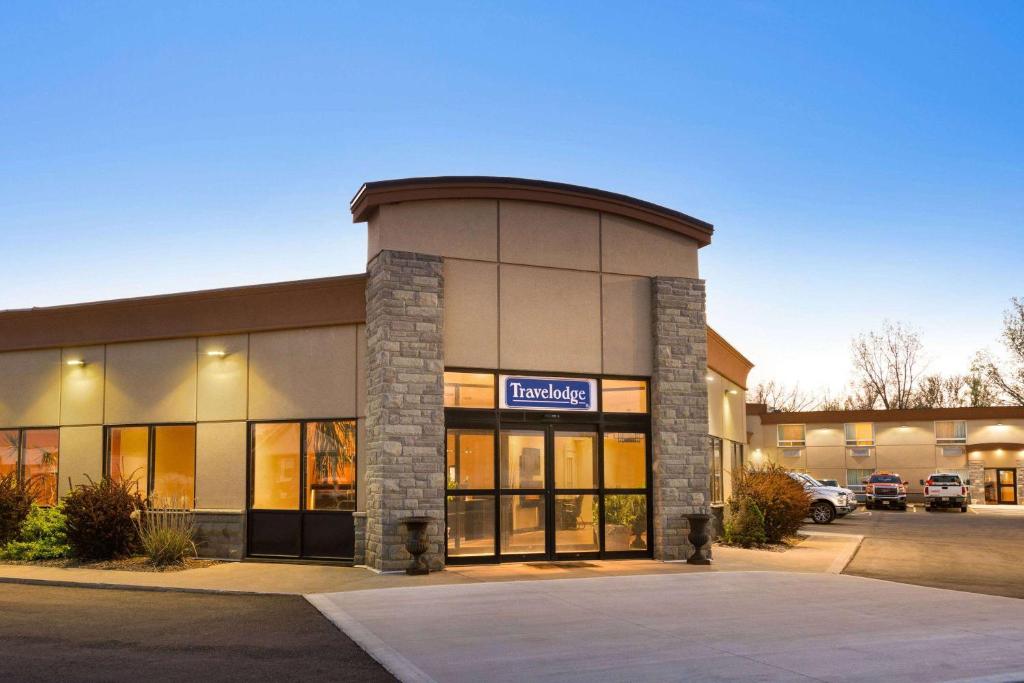 a building with a sign on the front of it at Travelodge by Wyndham Simcoe in Simcoe