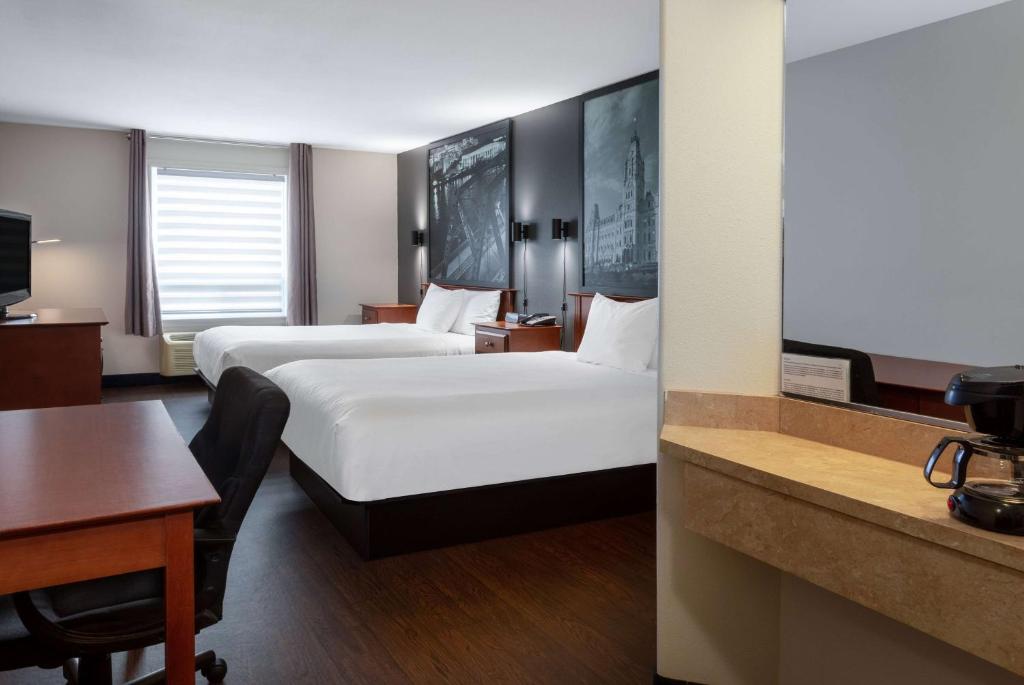 Postel nebo postele na pokoji v ubytování Super 8 by Wyndham Trois-Rivieres