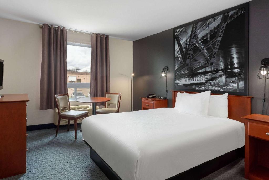 Postel nebo postele na pokoji v ubytování Super 8 by Wyndham Trois-Rivieres
