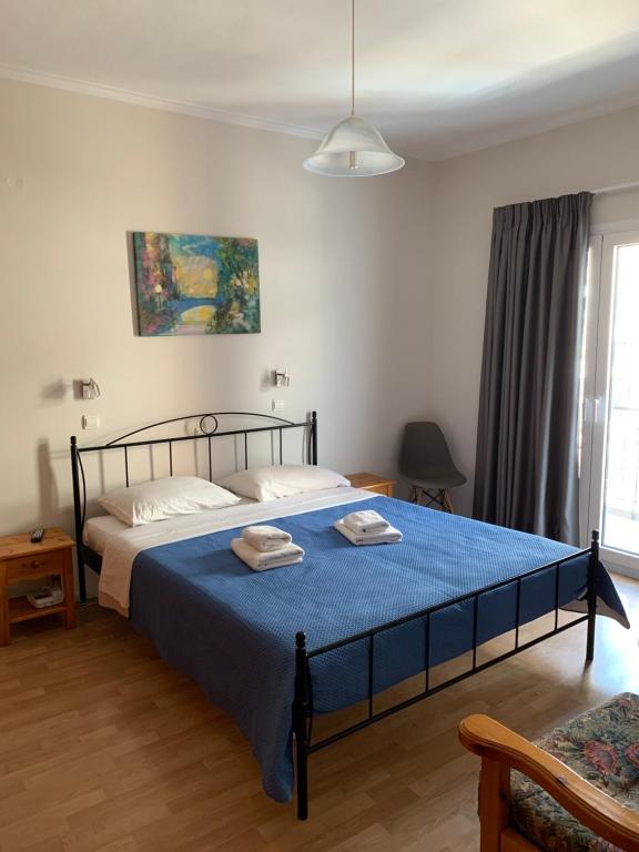 een slaapkamer met een bed met twee handdoeken erop bij Agni in Nafpaktos